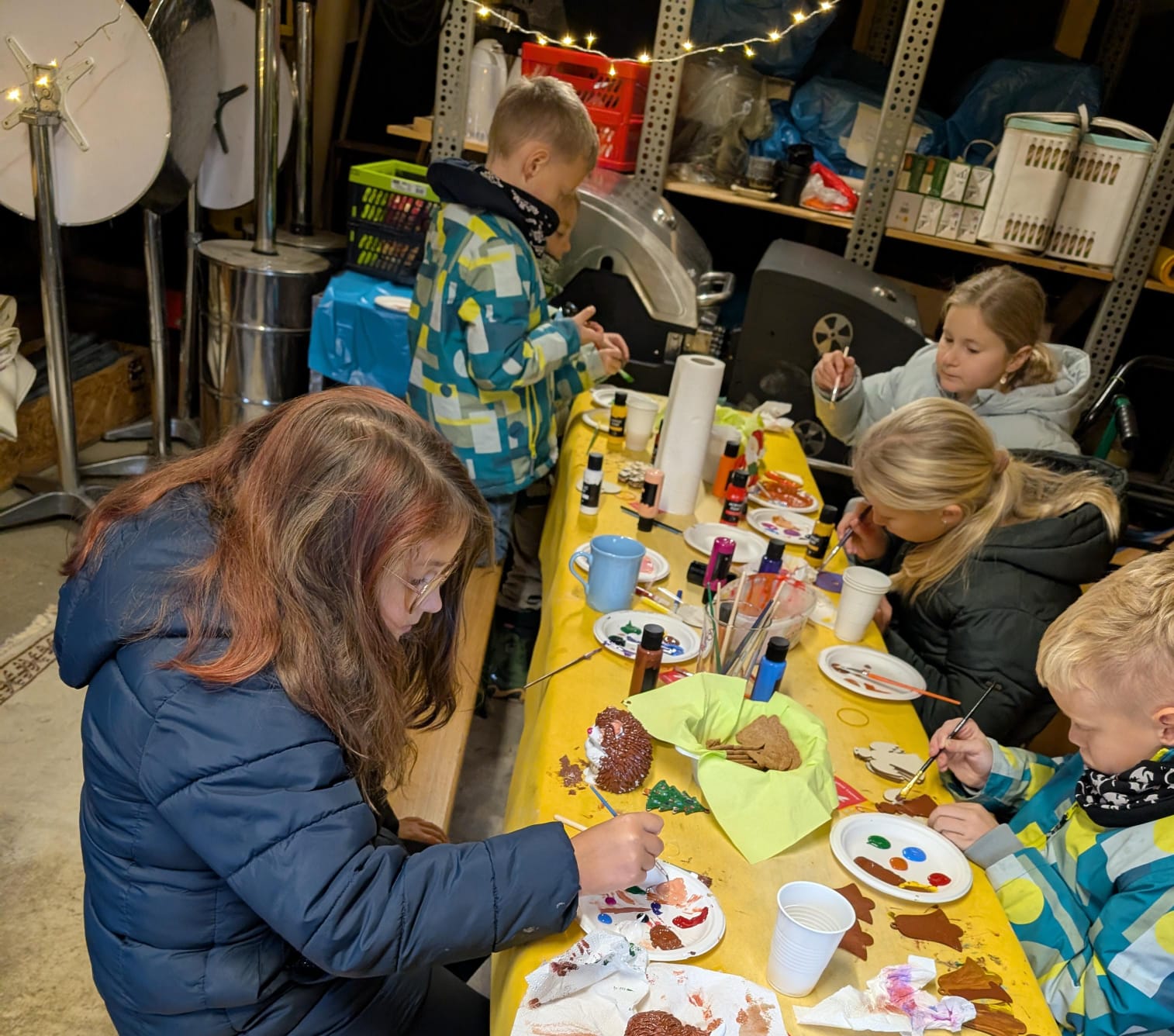 Kinder beim Basteln von Schmuck für den Weihnachtsbaum